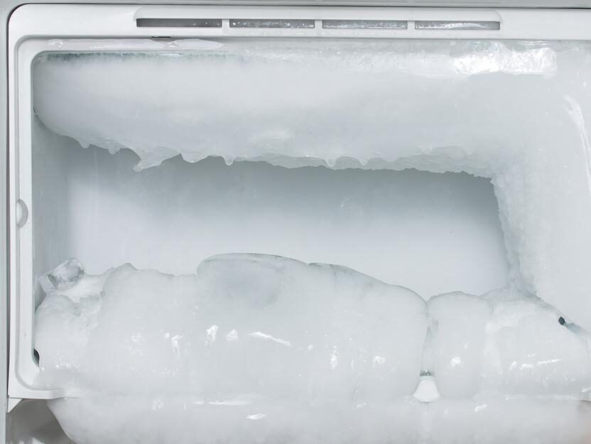 Mách bạn những cách làm khi tủ lạnh bị đóng tuyết, đọng nước trên ngăn đá?