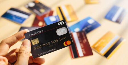 Giữa thẻ tín dụng nội địa và thẻ tín dụng quốc tế khách hàng nên làm thẻ nào