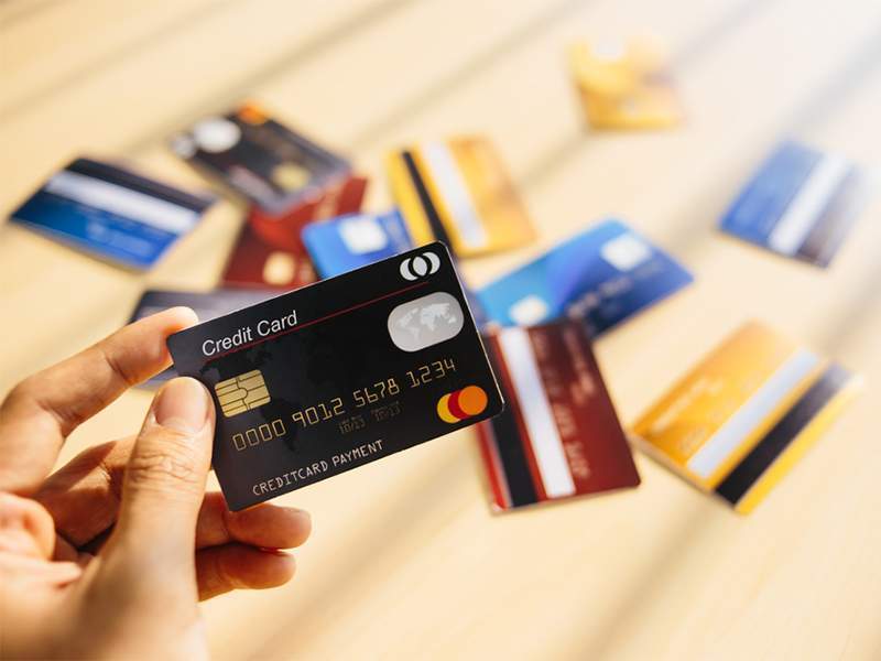 Giữa thẻ tín dụng nội địa và thẻ tín dụng quốc tế khách hàng nên làm thẻ nào