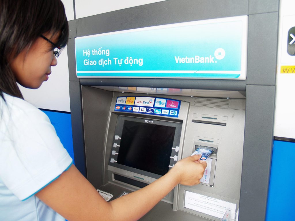 Hướng dẫn cho bạn cách chuyển tiền qua thẻ ATM Vietinbank bằng điện thoại